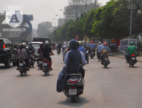 [Ảnh] Người dân Hà Nội chật vật di chuyển, mưu sinh trong cái nắng 40 độ C