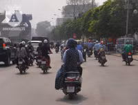 [Ảnh] Người dân Hà Nội chật vật di chuyển, mưu sinh trong cái nắng 40 độ C