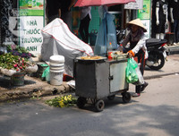 [Ảnh] Người dân Hà Nội chật vật di chuyển, mưu sinh trong cái nắng 40 độ C