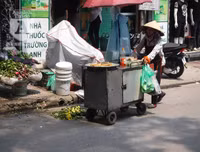 [Ảnh] Người dân Hà Nội chật vật di chuyển, mưu sinh trong cái nắng 40 độ C