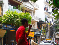 [Ảnh] Đa dạng cách chống nắng của người Hà Nội trong ngày đầu nóng cao điểm