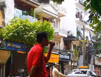 [Ảnh] Đa dạng cách chống nắng của người Hà Nội trong ngày đầu nóng cao điểm