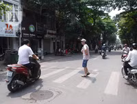 [Ảnh] Người dân Hà Nội chật vật di chuyển, mưu sinh trong cái nắng 40 độ C