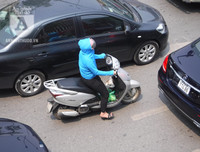 [Ảnh] Đa dạng cách chống nắng của người Hà Nội trong ngày đầu nóng cao điểm