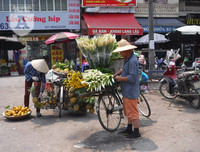 [Ảnh] Người dân Hà Nội chật vật di chuyển, mưu sinh trong cái nắng 40 độ C
