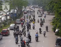 [Ảnh] Người dân Hà Nội chật vật di chuyển, mưu sinh trong cái nắng 40 độ C