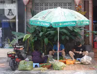 [Ảnh] Đa dạng cách chống nắng của người Hà Nội trong ngày đầu nóng cao điểm
