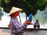 [Ảnh] Người dân Hà Nội chật vật di chuyển, mưu sinh trong cái nắng 40 độ C