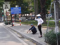 [Ảnh] Người dân Hà Nội chật vật di chuyển, mưu sinh trong cái nắng 40 độ C