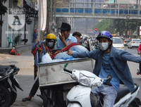 [Ảnh] Đa dạng cách chống nắng của người Hà Nội trong ngày đầu nóng cao điểm