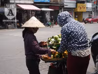 [Ảnh] Đa dạng cách chống nắng của người Hà Nội trong ngày đầu nóng cao điểm