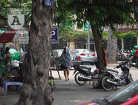 [Ảnh] Người dân Hà Nội chật vật di chuyển, mưu sinh trong cái nắng 40 độ C