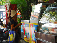 [Ảnh] Đa dạng cách chống nắng của người Hà Nội trong ngày đầu nóng cao điểm