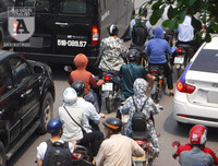 [Ảnh] Người dân Hà Nội chật vật di chuyển, mưu sinh trong cái nắng 40 độ C