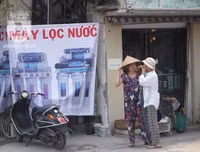 [Ảnh] Người dân Hà Nội chật vật di chuyển, mưu sinh trong cái nắng 40 độ C