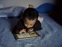 [ẢNH] Những thói quen xấu có thể gây hại cho mắt mà nhiều người mắc phải