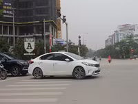 [Ảnh] Những hành vi vượt đèn đỏ, đi ngược chiều… cần xử lý thật nghiêm