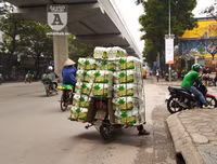 [Ảnh] Những hành vi vượt đèn đỏ, đi ngược chiều… cần xử lý thật nghiêm