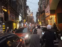 [Ảnh] Những hành vi vượt đèn đỏ, đi ngược chiều… cần xử lý thật nghiêm