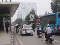 [Ảnh] Những hành vi vượt đèn đỏ, đi ngược chiều… cần xử lý thật nghiêm