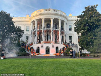 [ẢNH] Tổng thống Mỹ Donald Trump phát kẹo Halloween tại Nhà Trắng