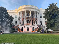 [ẢNH] Tổng thống Mỹ Donald Trump phát kẹo Halloween tại Nhà Trắng