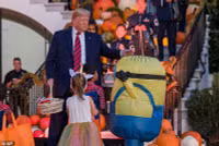 [ẢNH] Tổng thống Mỹ Donald Trump phát kẹo Halloween tại Nhà Trắng