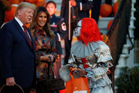 [ẢNH] Tổng thống Mỹ Donald Trump phát kẹo Halloween tại Nhà Trắng