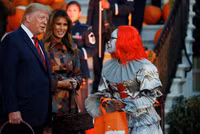[ẢNH] Tổng thống Mỹ Donald Trump phát kẹo Halloween tại Nhà Trắng