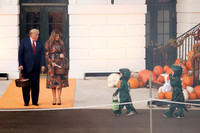 [ẢNH] Tổng thống Mỹ Donald Trump phát kẹo Halloween tại Nhà Trắng