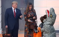 [ẢNH] Tổng thống Mỹ Donald Trump phát kẹo Halloween tại Nhà Trắng