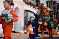 [ẢNH] Tổng thống Mỹ Donald Trump phát kẹo Halloween tại Nhà Trắng