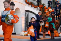 [ẢNH] Tổng thống Mỹ Donald Trump phát kẹo Halloween tại Nhà Trắng