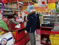 [ẢNH] Không thể nhịn cười với muôn kiểu khẩu trang tự chế siêu hài hước