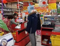 [ẢNH] Không thể nhịn cười với muôn kiểu khẩu trang tự chế siêu hài hước