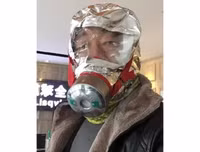 [ẢNH] Không thể nhịn cười với muôn kiểu khẩu trang tự chế siêu hài hước