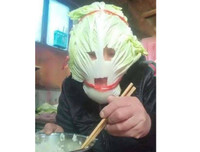 [ẢNH] Không thể nhịn cười với muôn kiểu khẩu trang tự chế siêu hài hước