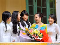 [ẢNH] Khác biệt thú vị giữa quà tặng 20-11 xưa và nay