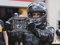 [ẢNH] Tay đua nữ Ả-Rập Saudi sau vô lăng của 