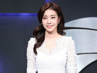 [ẢNH] Vợ kém 17 tuổi của tài tử 