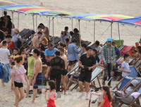 [ẢNH] Đông nghẹt du khách chen chân tắm biển tại Sầm Sơn và Hạ Long dịp nghỉ lễ