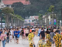 [ẢNH] Đông nghẹt du khách chen chân tắm biển tại Sầm Sơn và Hạ Long dịp nghỉ lễ