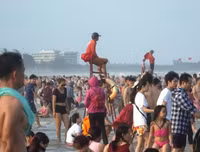 [ẢNH] Đông nghẹt du khách chen chân tắm biển tại Sầm Sơn và Hạ Long dịp nghỉ lễ