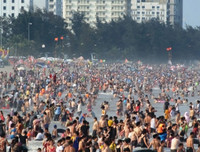 [ẢNH] Đông nghẹt du khách chen chân tắm biển tại Sầm Sơn và Hạ Long dịp nghỉ lễ