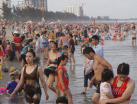 [ẢNH] Đông nghẹt du khách chen chân tắm biển tại Sầm Sơn và Hạ Long dịp nghỉ lễ