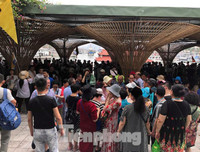 [ẢNH] Đông nghẹt du khách chen chân tắm biển tại Sầm Sơn và Hạ Long dịp nghỉ lễ