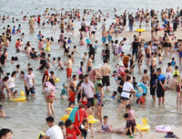 [ẢNH] Đông nghẹt du khách chen chân tắm biển tại Sầm Sơn và Hạ Long dịp nghỉ lễ