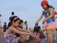 [ẢNH] Đông nghẹt du khách chen chân tắm biển tại Sầm Sơn và Hạ Long dịp nghỉ lễ