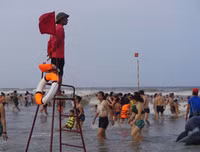 [ẢNH] Đông nghẹt du khách chen chân tắm biển tại Sầm Sơn và Hạ Long dịp nghỉ lễ