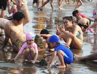 [ẢNH] Đông nghẹt du khách chen chân tắm biển tại Sầm Sơn và Hạ Long dịp nghỉ lễ